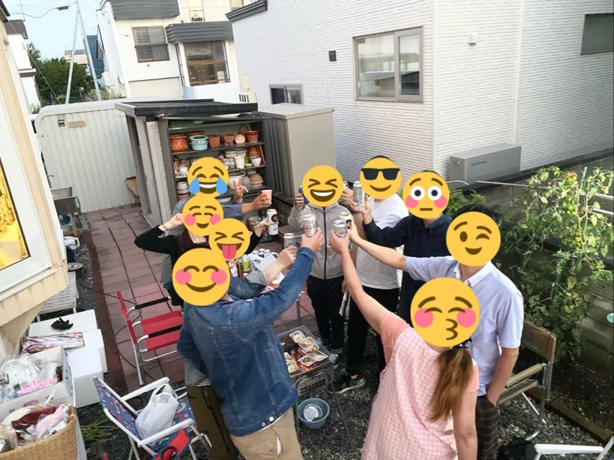 庭に集まってバーベキューをしている様子