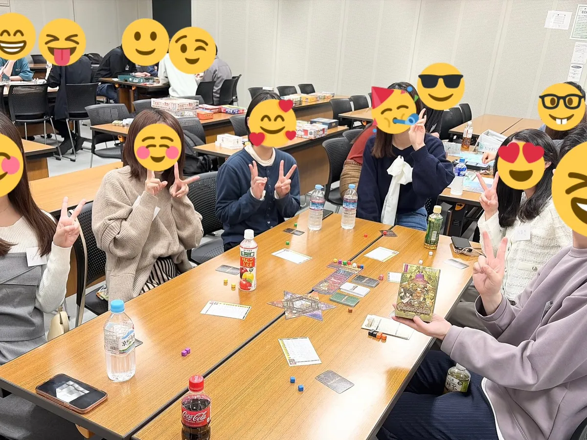 ボードゲームで遊んでいる様子