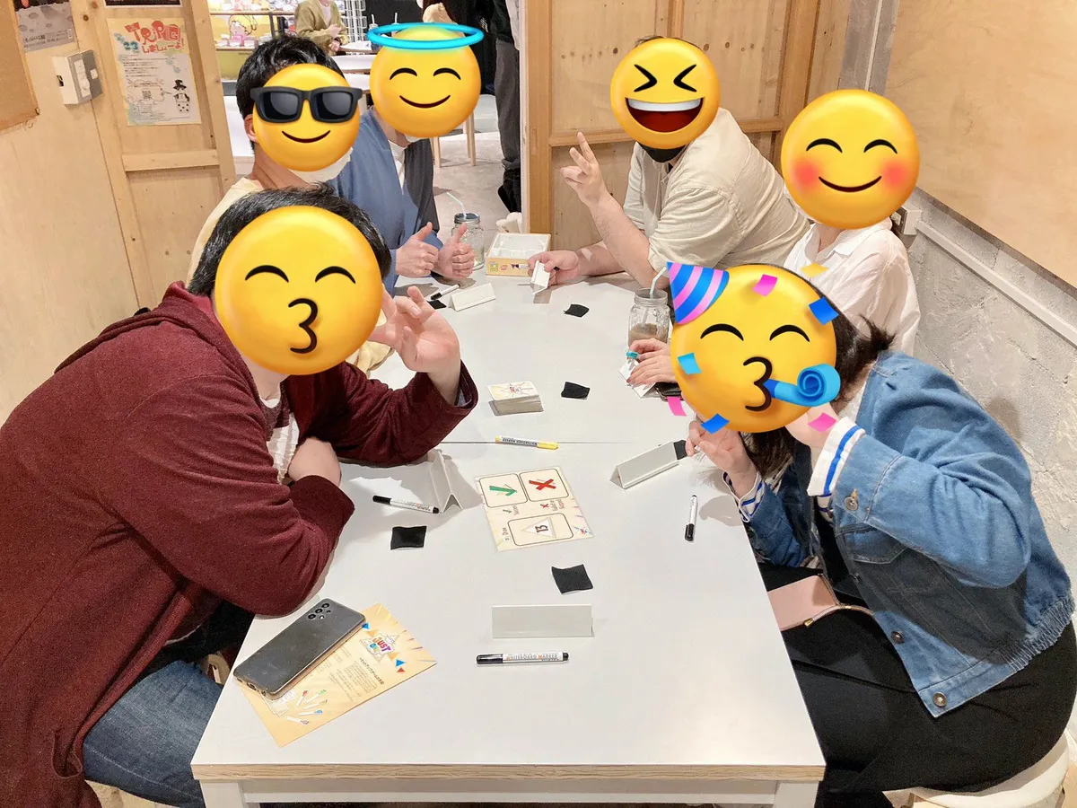 ボードゲームで遊んでいる様子