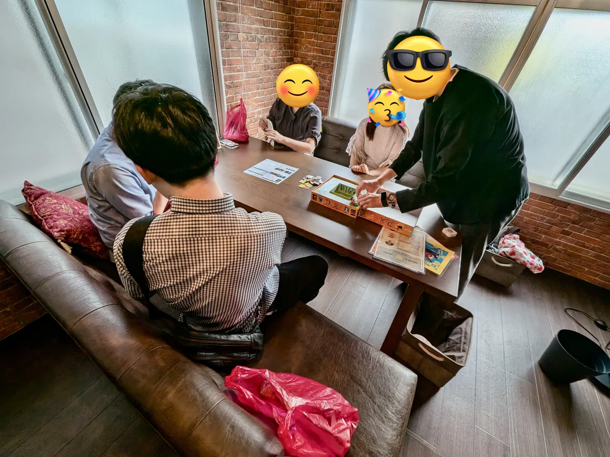 ボードゲームで遊んでいる様子