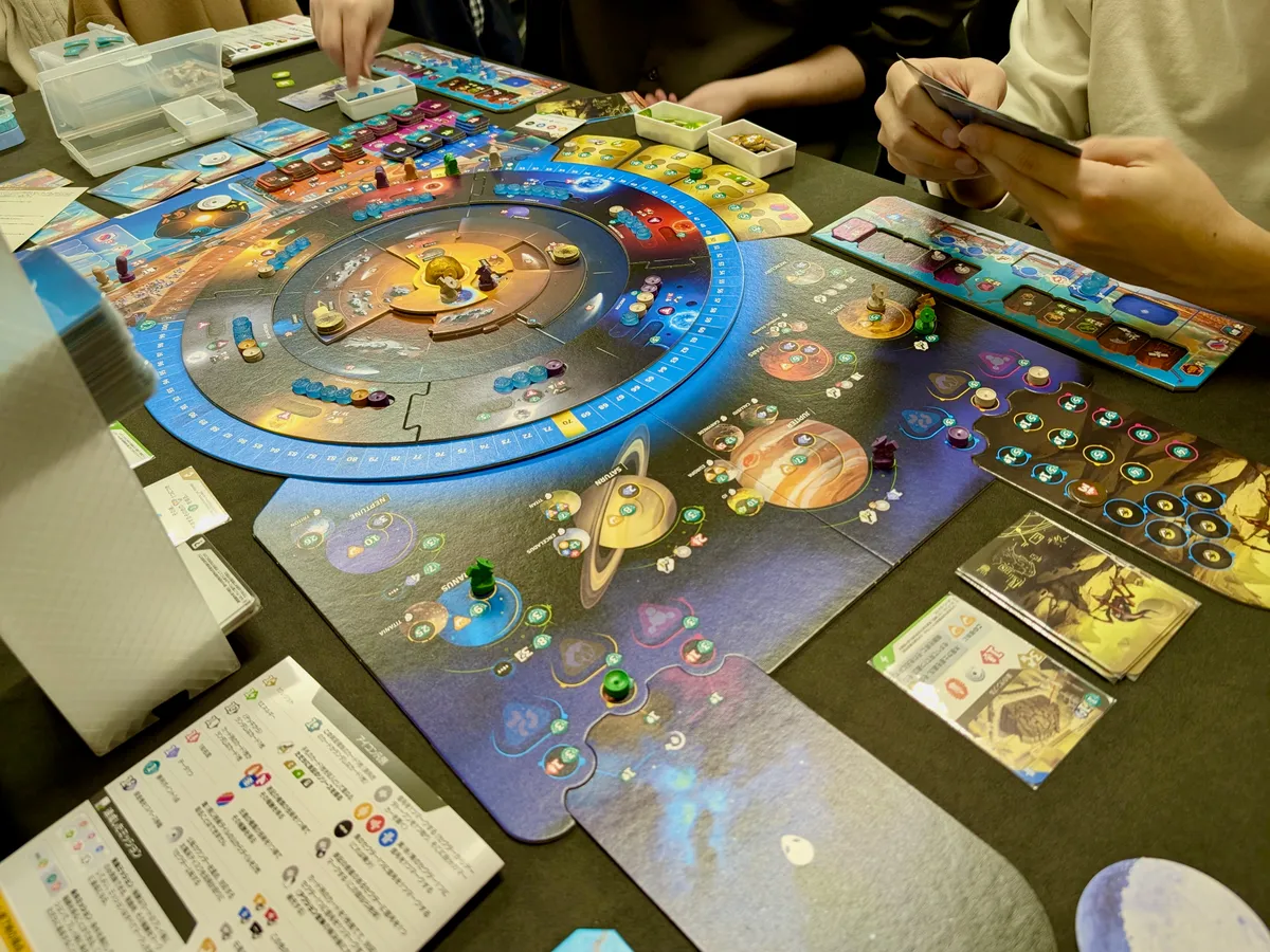 ボードゲームで遊んでいる様子