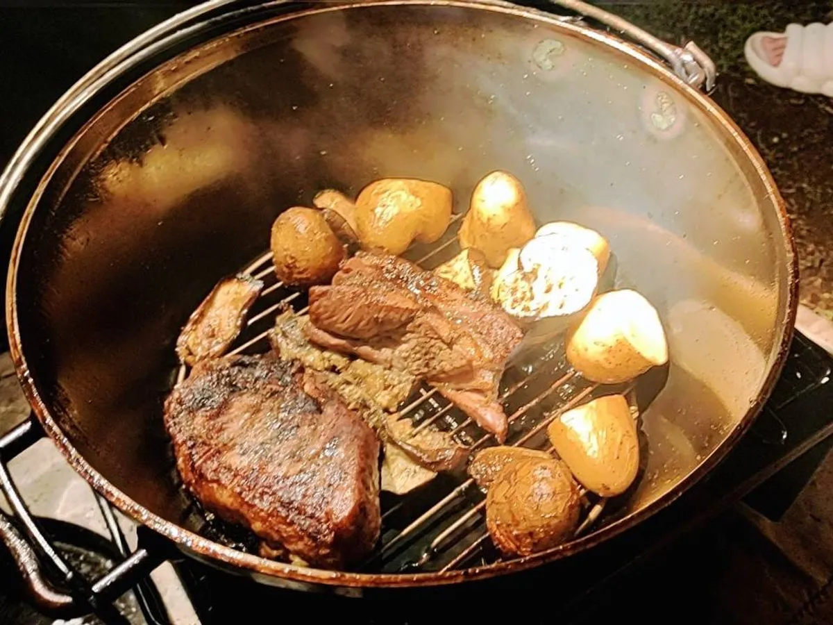 ダッチオーブンで料理をしている様子