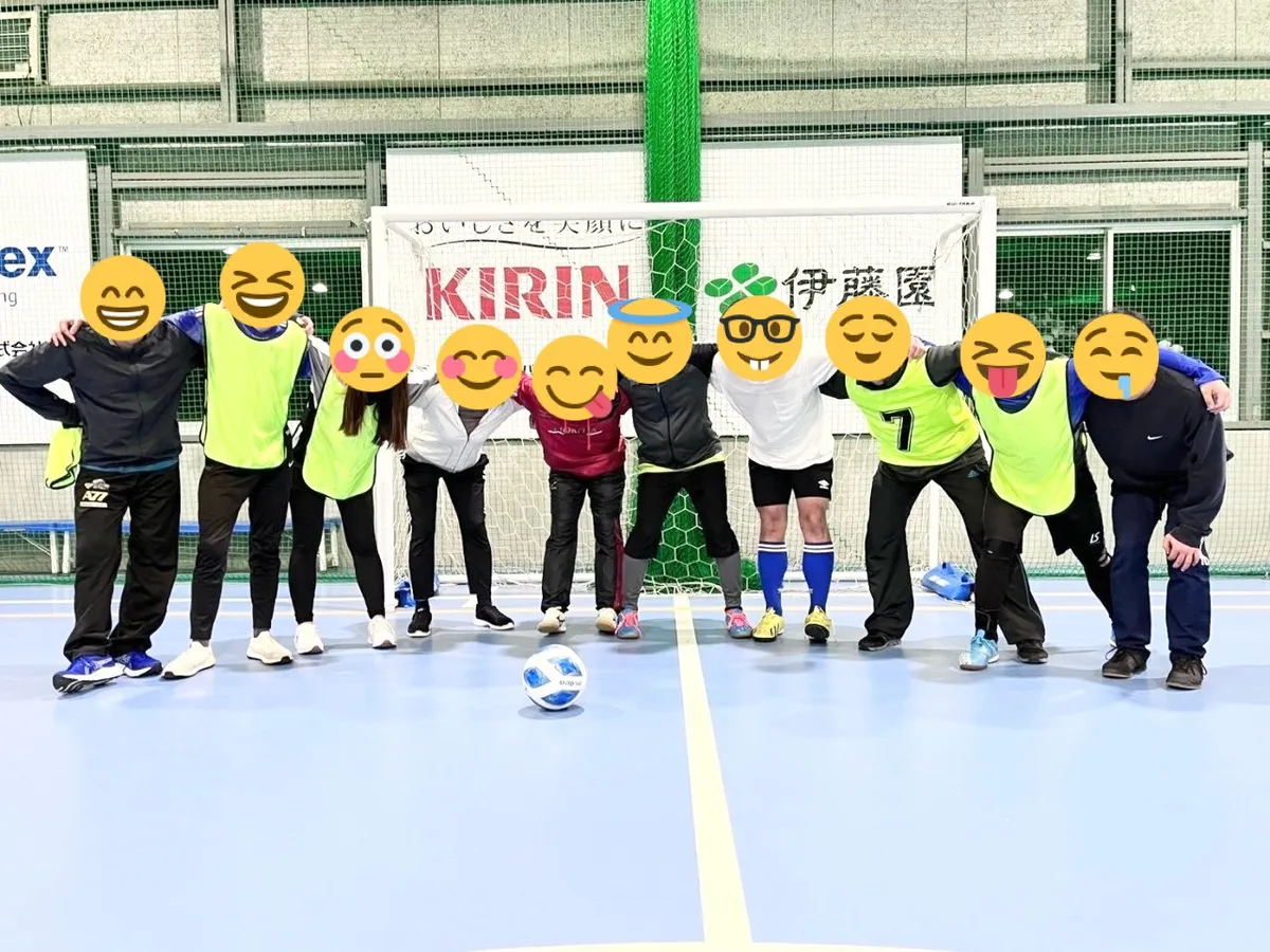 フットサルコートで記念撮影する様子