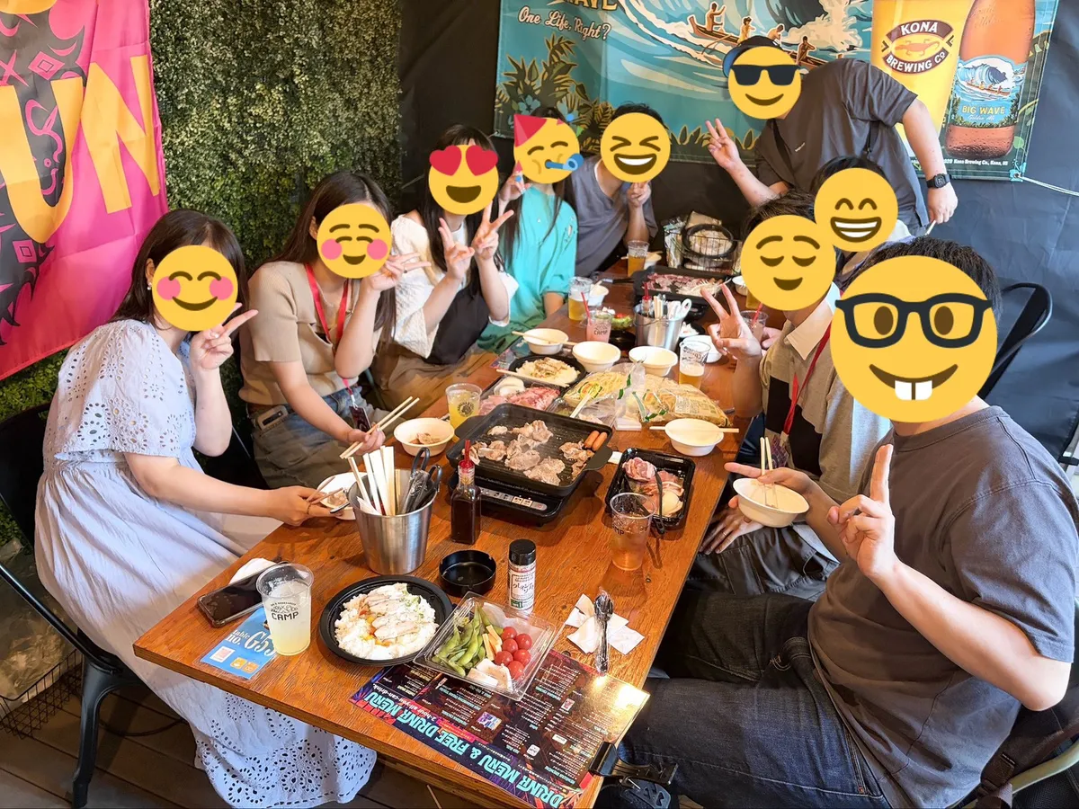 みんなで食事を囲んでいる様子