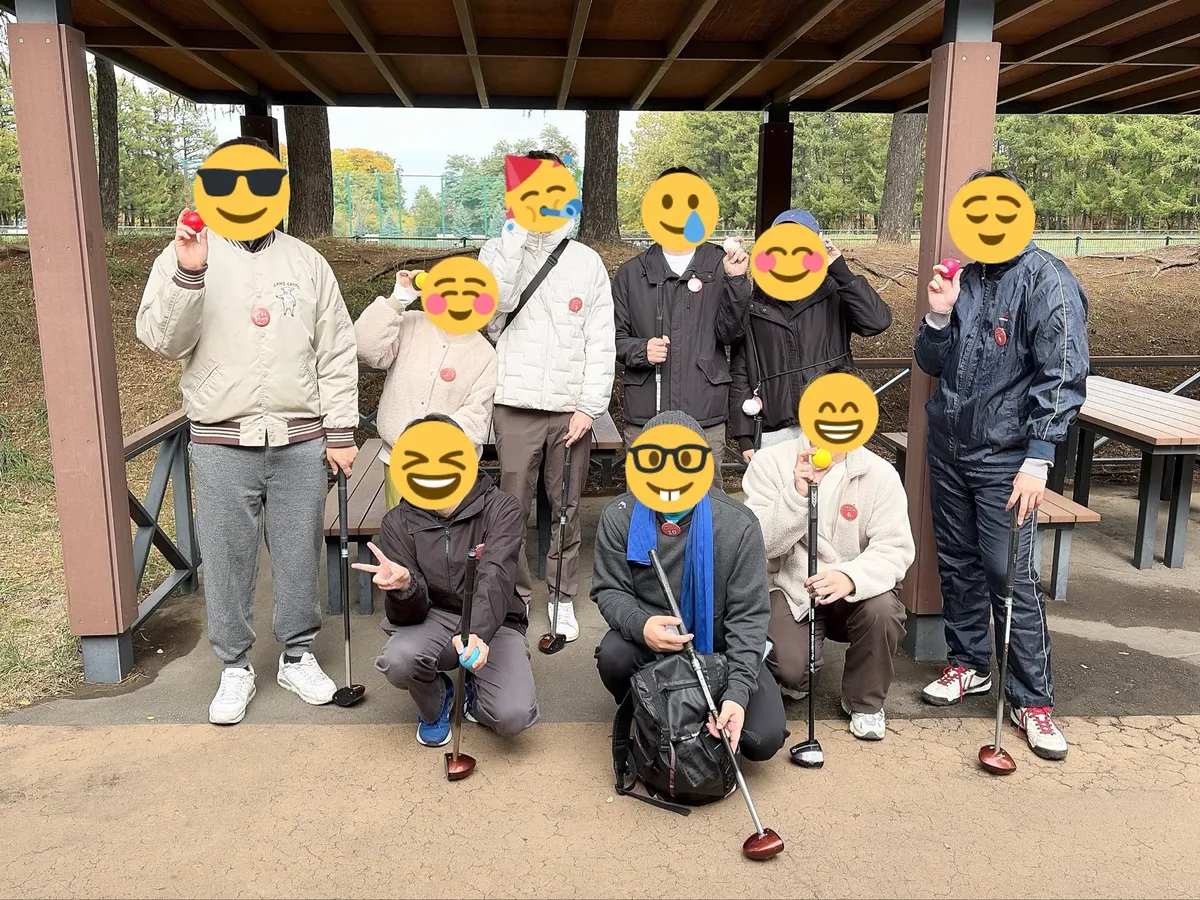 パークゴルフ場の休憩所に集まっている様子