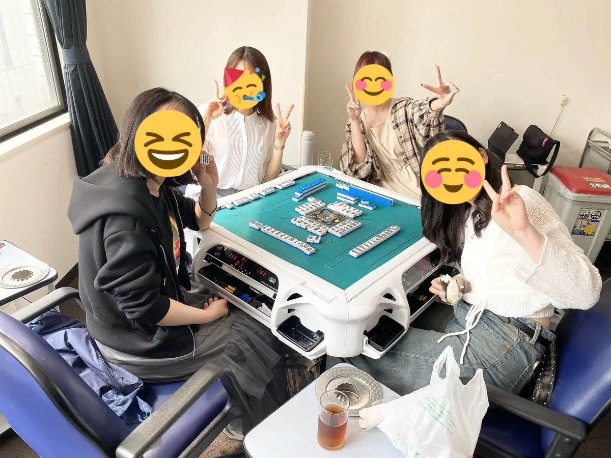 全自動麻雀卓を囲む女性メンバー 4 名の様子