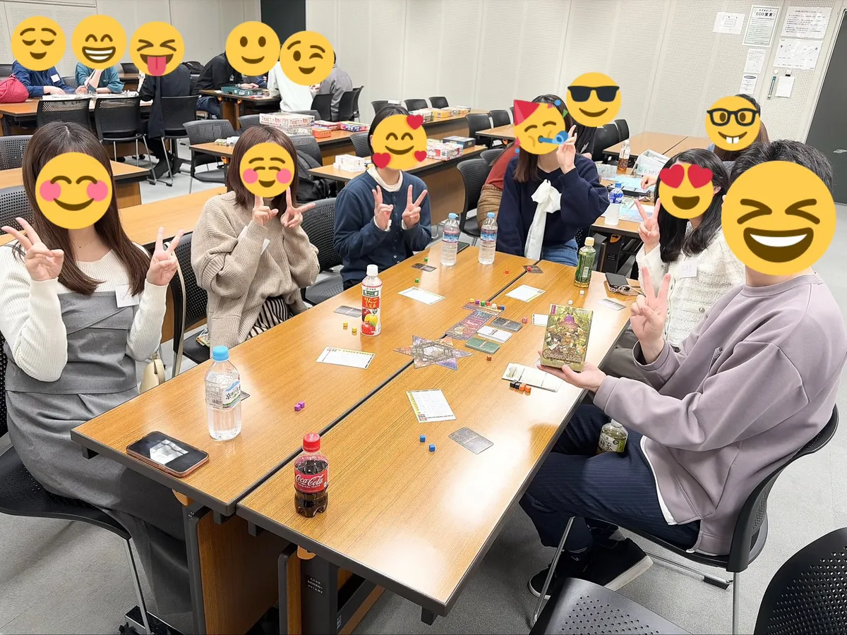 テーブルでボードゲームを囲むメンバーの様子