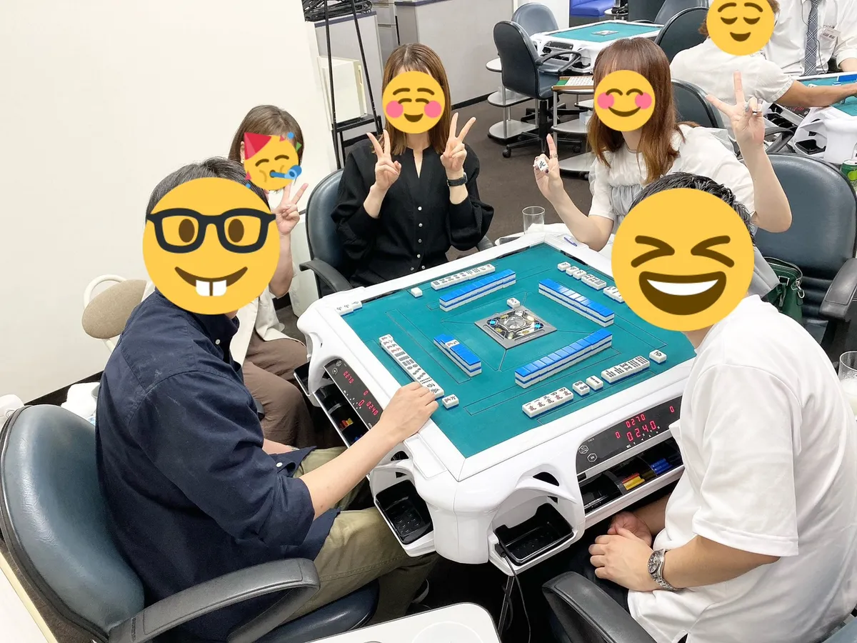 麻雀卓を囲む女性 2 名と男性メンバーの様子
