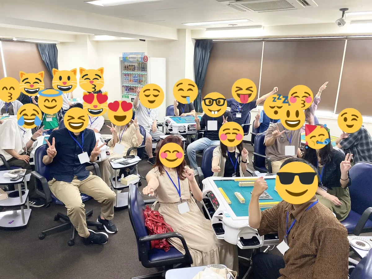 多数の麻雀卓が並ぶ大会会場の様子